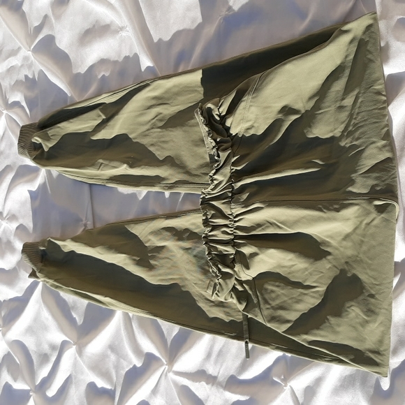 Lululemon Size 2 Keep Moving Jogger Rosemary Green Pants - Picture 3 of 17